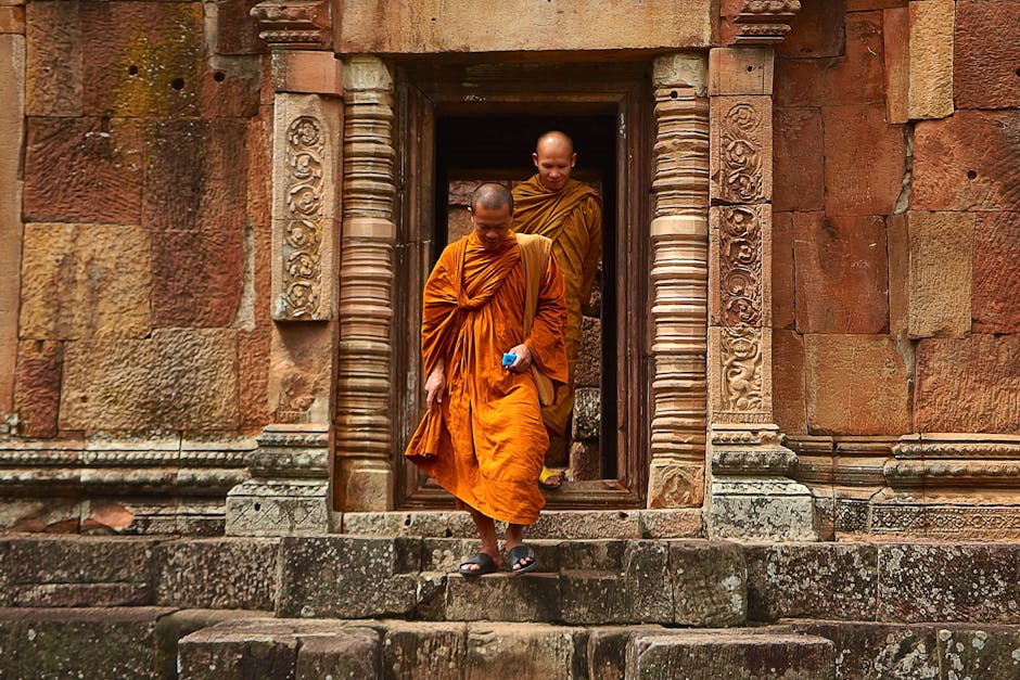 thailand-monks-temple-tourism-161183-161183.jpg
